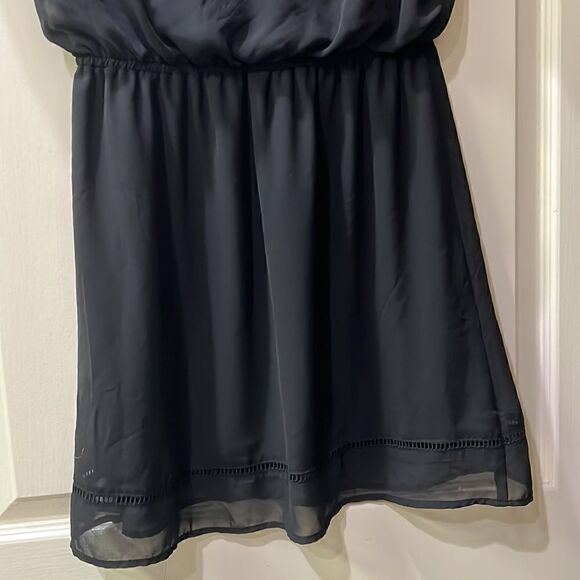 Elegant Divided H&M Black Mini Dress w Cinched Waist V-neck and Flutter Sleeves - Picture 8 of 10